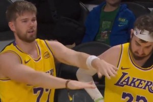 FB体育-攒劲的节目！湖人主场观众席惊现山寨版东契奇&amp;蒂米 假东子秀热舞